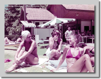 The Norfolk Hotel, Nairobi - By the pool with Kathy Howe, Jill Mildren & Judy Welch. With Taff Jones in the background    